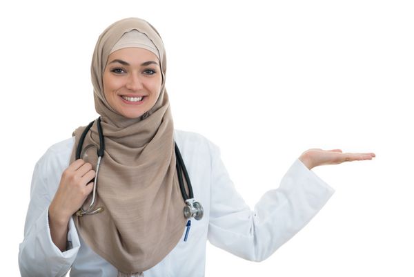 پرتره نزدیک پزشک زن مسلمان با اعتماد به نفس خندان که بازوی خود را نشان می دهد