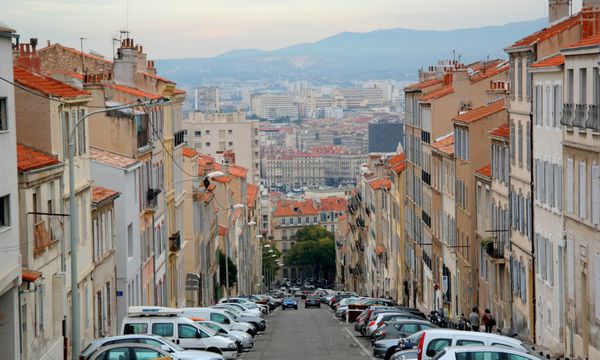 نمای خیابانی در مارسی مشرف به شهر جنوبی فرانسه