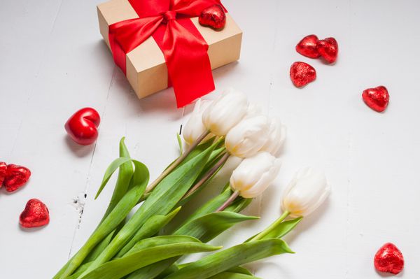 ترکیب با گل لاله و جعبه هدیه ولنتاین یا روز مادر