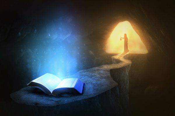 کتاب مقدس درخشان در غار