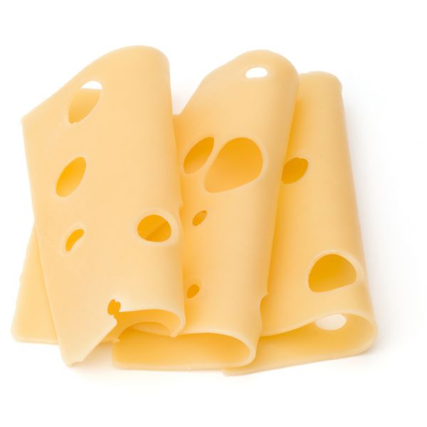 سه برش پنیر جدا شده در زمینه سفید