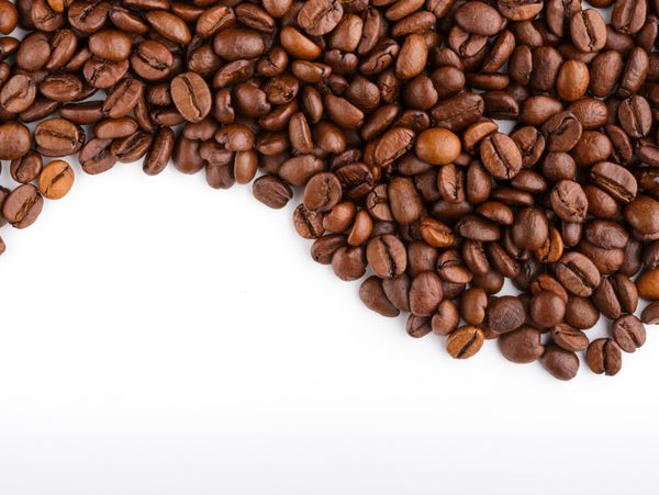 دانه های قهوه بوداده جدا شده در پس زمینه سفید پس زمینه دانه های قهوه بو داده از نزدیک دانه‌های قهوه از بالا روی پس‌زمینه سفید با فضای کپی برای متن جمع می‌شود صبح بخیر