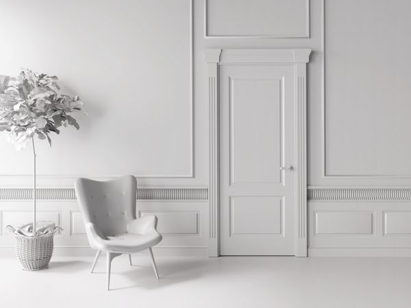 فضای داخلی سفید کلاسیک با صندلی و گیاه