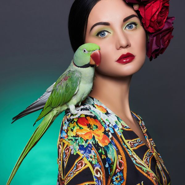 زن جوان با آرایش رنگارنگ و پرنده