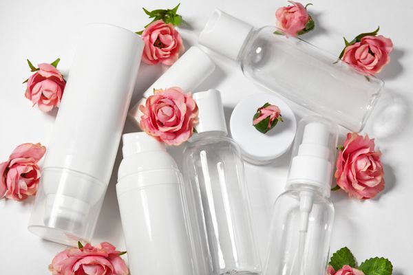 بطری های لوازم آرایشی مجموعه بطری های سلامتی و اسپا با گل های عطر بهاری درمان زیبایی سرویس بهداشتی