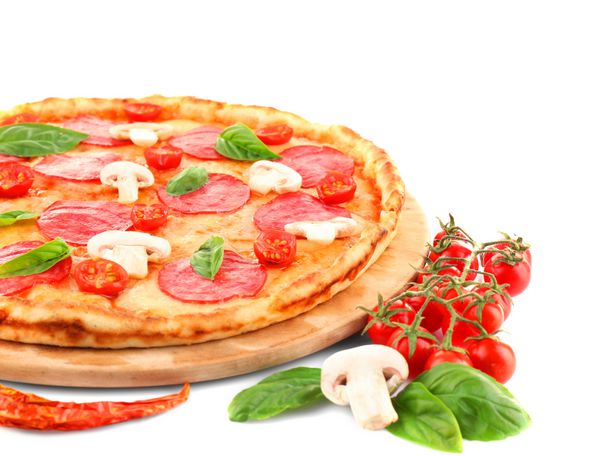 پیتزا با سالامی و قارچ جدا شده روی سفید
