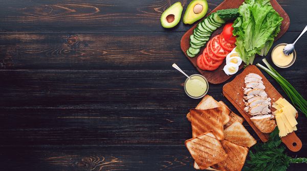 مواد لازم برای یک ساندویچ بوقلمون خوشمزه و اشتها آور با مرغ و سبزیجات