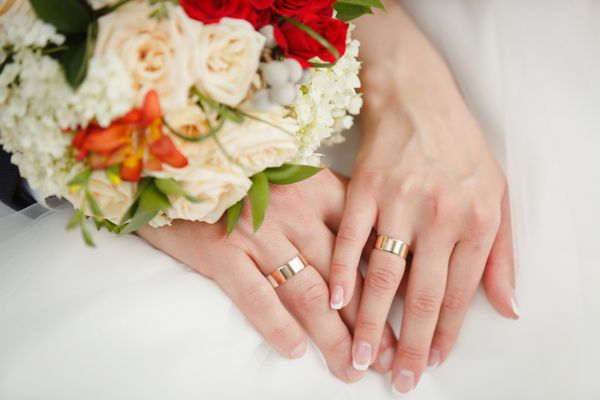 دستان عروس و داماد روی دسته گل عروسی