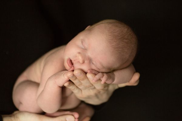 نوزاد ظریف خواب به دست والدین سیاه