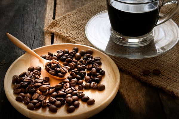 قهوه سیاه و دانه روی قاشق و فنجان