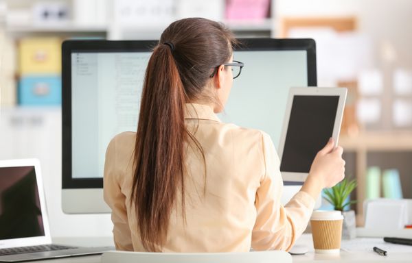 برنامه نویس زن که در دفتر کار می کند