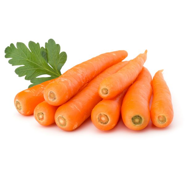 غده هویج خام شیرین جدا شده روی برش زمینه سفید