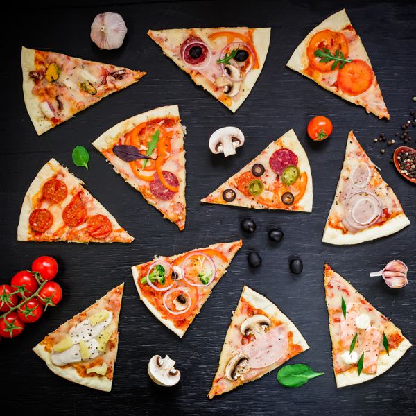 پیتزا ایتالیایی با مواد و ادویه جات روی میز تاریک تخت خوابیده نمای بالا چیپس پیتزا