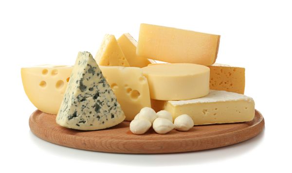 مجموعه ای از پنیر روی تخته چوبی جدا شده روی سفید