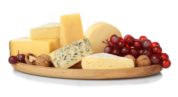 تخته با مجموعه ای از پنیر خوشمزه انگور و آجیل در زمینه سفید