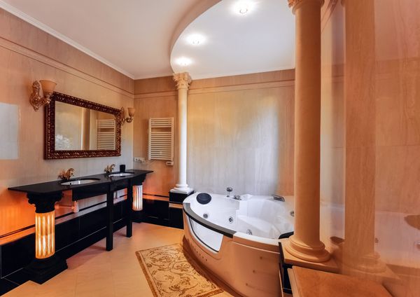حمام مجلل به سبک کلاسیک با ستون های کورینتی حمام با دو دستشویی و جکوزی کف و دیوارها با سنگ مرمر