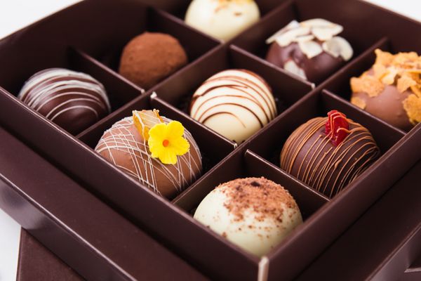 شکلات های دست ساز در جعبه مربع بسته