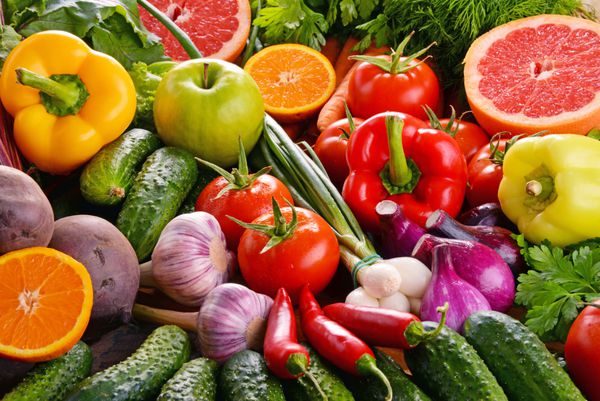ترکیبی با انواع سبزیجات و میوه های ارگانیک تازه