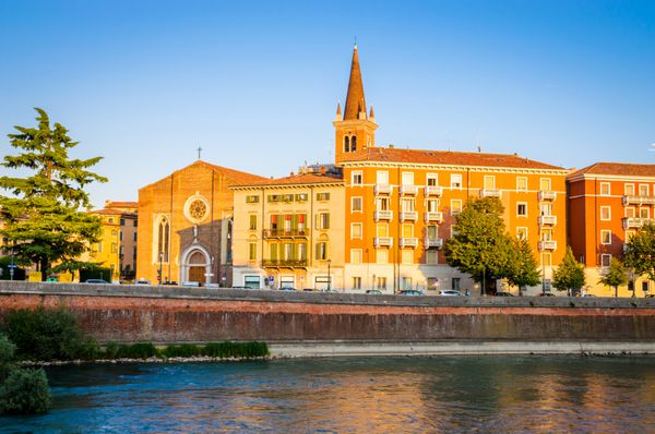 خانه های قدیمی زیبا در رودخانه آدیجه و برج کلیسای سانتا آناستازیا در ورونا منطقه ونتو ایتالیا