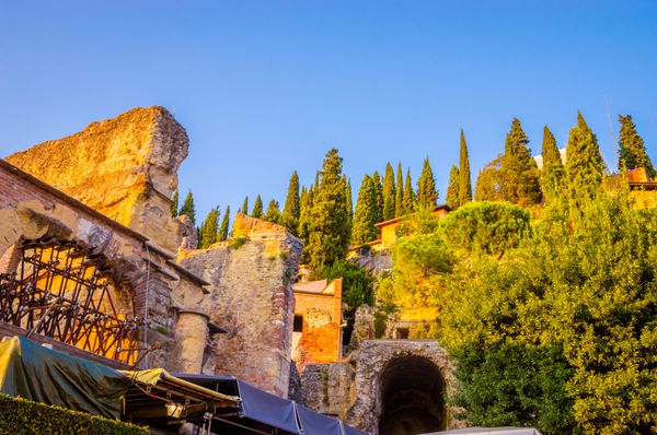 تئاتر رومانو و قلعه سن پیترو در رودخانه آدیگه در ورونا منطقه ونتو ایتالیا