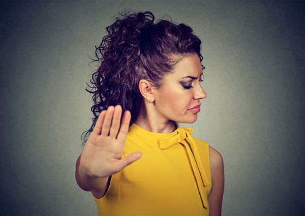 زن عصبانی عصبانی با نگرش بد در حال صحبت با اشاره دست