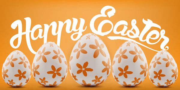 کارت پستال رنگارنگ تعطیلات عید پاک مبارک با تصویر واقعی با تخم مرغ های تزئین شده با حروف تبریک در پس زمینه نارنجی روشن
