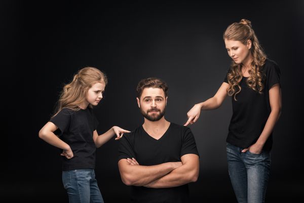 دعوای مادر و دختر با پدر نشسته با دستان ضربدری روی مشکی