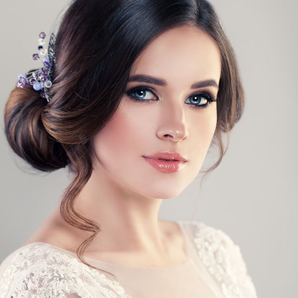 نامزد زن جوان با مدل موی عروس آرایش طبیعی و جواهرات