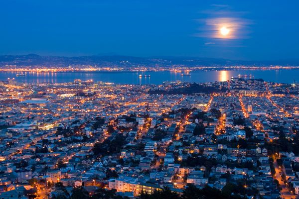 طلوع ماه کامل بر فراز سان فرانسیسکو