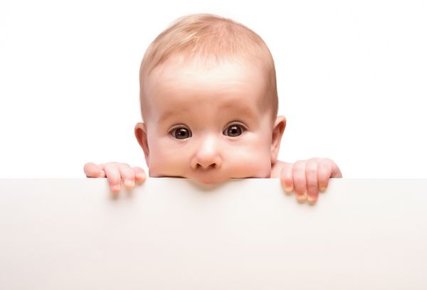 نوزاد ناز با بنر خالی سفید جدا شده