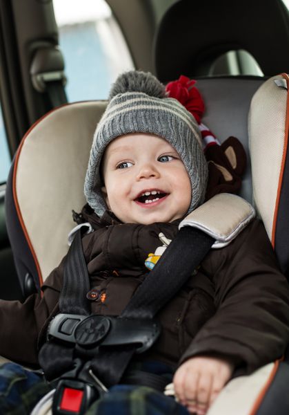 پسر بچه شاد روی صندلی ماشین