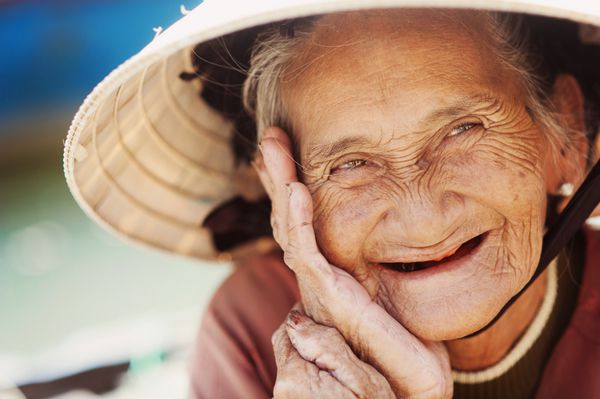 زن مسن خندان پیر و زیبا