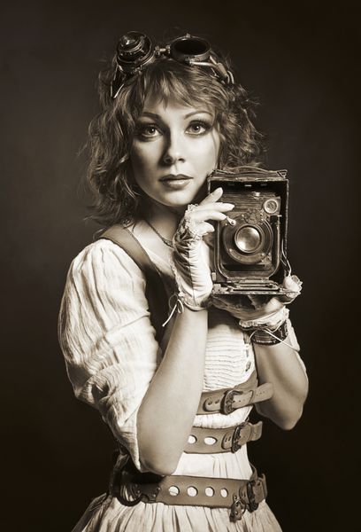 دختر steampunk زیبا با دوربین قدیمی سبک قدیمی