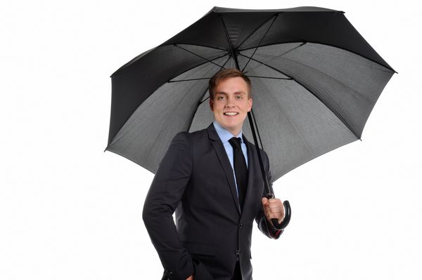 تاجر جوان خندان جذاب با چتر