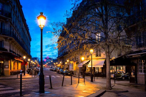خیابان زیبای پاریس در شب با تیرهای چراغ