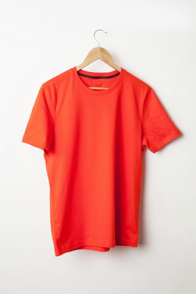 قالب تیشرت نارنجی آماده برای طراحی گرافیکی شما