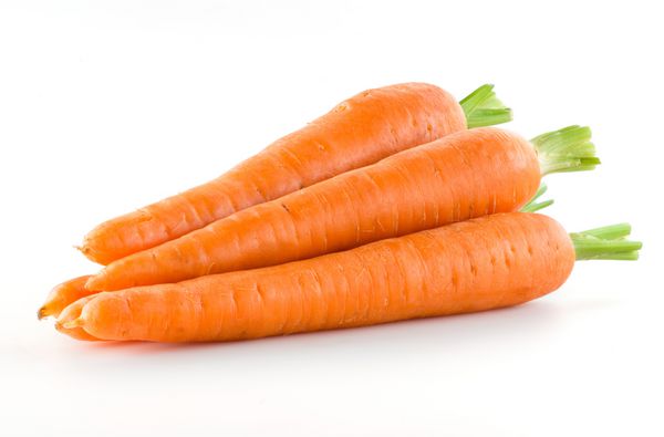 هویج انبوهی از سبزیجات جدا شده روی سفید