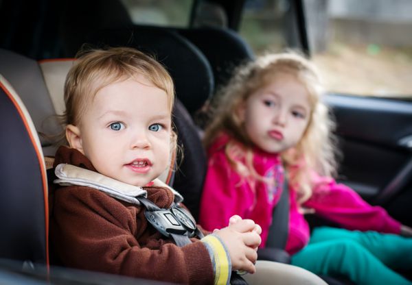 بچه های کوچک در صندلی ماشین در ماشین