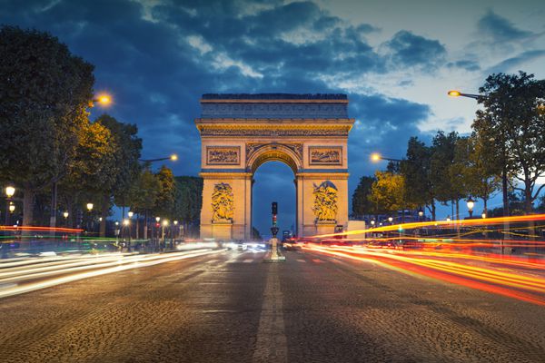 تاق پیروزی تصویری از نماد طاق پیروزی در شهر پاریس در ساعت آبی گرگ و میش