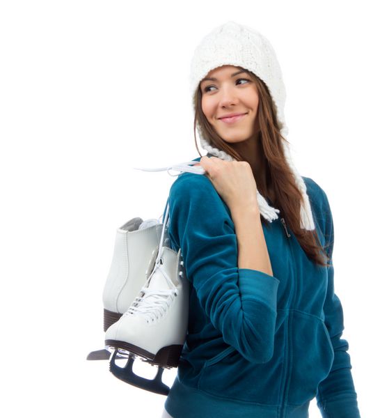 زن جوانی که اسکیت های روی یخ را برای ورزش اسکیت روی یخ زمستانی در دست دارد