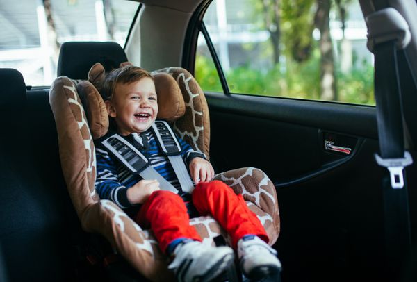 نوزاد پسر دوست داشتنی در صندلی ماشین ایمنی