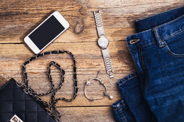 لوازم جانبی مد برای یک دختر جوان ساعت دستبند کیف دستی