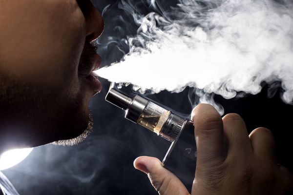 مردی با هویت پنهان سیگار کشیدن یک ویپ بحث برانگیز یک خطر برای سلامتی است