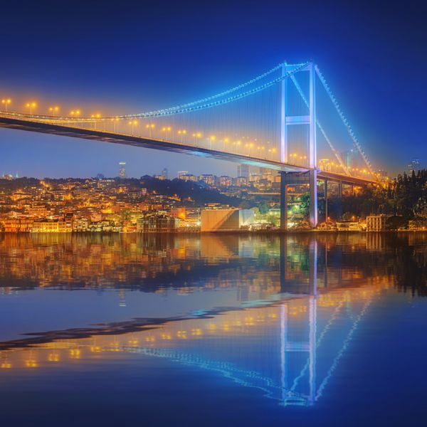 نمایی از پل بسفر در شب استانبول