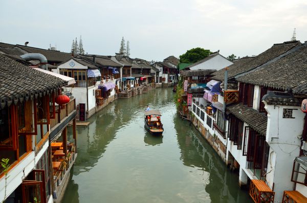 دهکده قدیمی کنار رودخانه در شانگهای با قایق