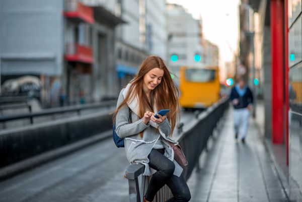 زن با تلفن در شهر