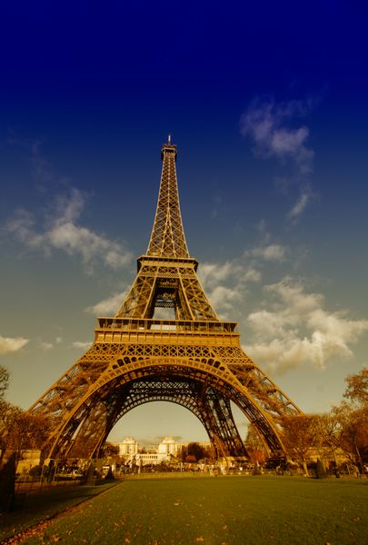 نمای جلویی برج ایفل از Champ de Mars پاریس