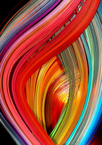 مجموعه ای از صدها رشته کاغذ از یک فروشگاه هنری به شکل شعله در رنگ های رنگین کمان