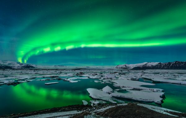 نمایش تماشایی شفق قطبی بر فراز تالاب یخچالی Jokulsarlon در ایسلند
