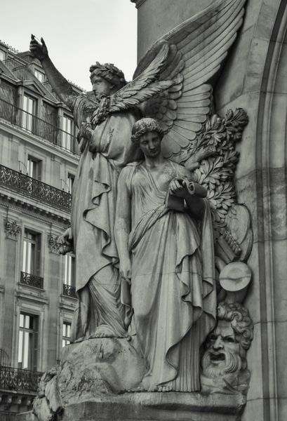 مجسمه های تمثیلی که نمای تئاتر در پاریس را زینت می دهند
